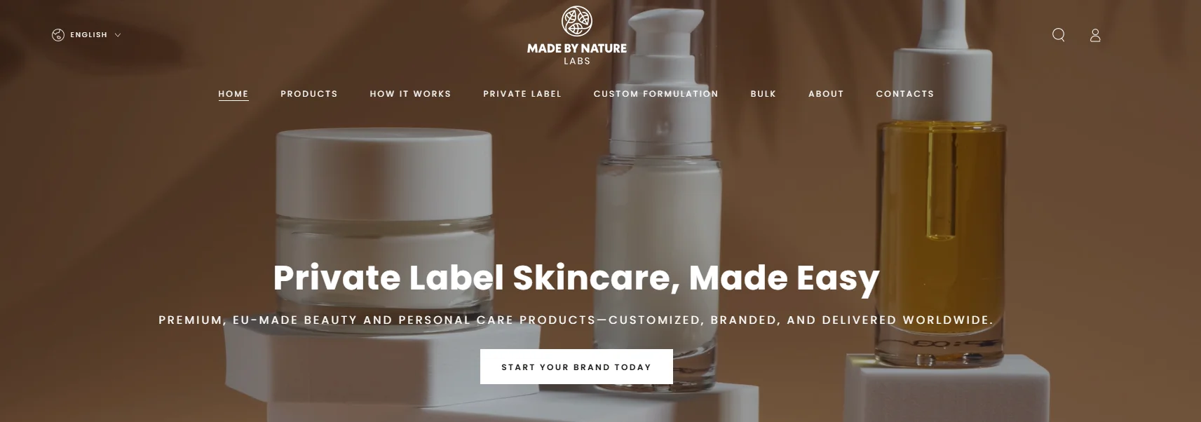 Zwei Hautpflegeproduktflaschen, darunter ein Cremetiegel und eine Flüssigpumpe, vor einem warmen braunen Hintergrund. Der Text lautet: „Private Label Hautpflege, ganz einfach: Hochwertige, in der EU hergestellte Schönheits- und Körperpflegeprodukte – individuell gestaltet, mit Ihrem Branding versehen und weltweit geliefert.“
